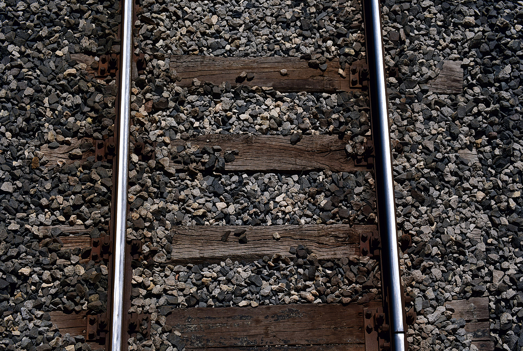 追踪 铁路钢轨 道床 似乎 火车 铁路 轨道交通 铁轨 老 窄 石头 金属