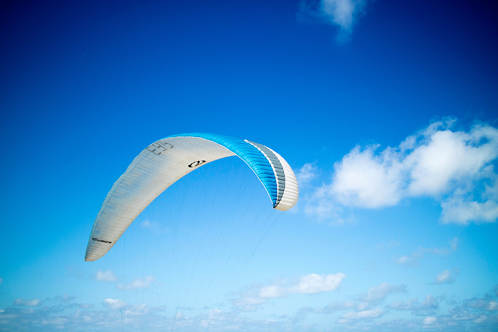 蓝白色滑翔伞