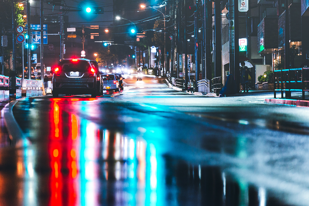 汽车,街道,灯光,倒影,潮湿,水坑,雨水,城市,交通,车辆,建筑,夜晚,街景