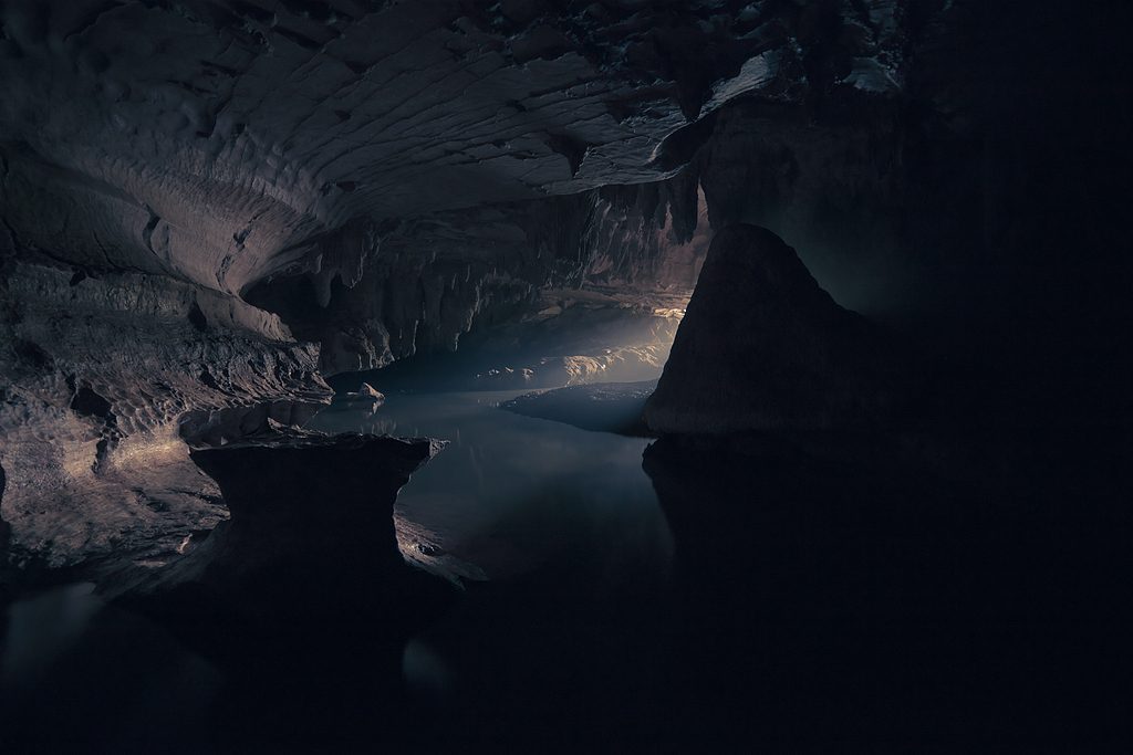 洞穴内部与水体