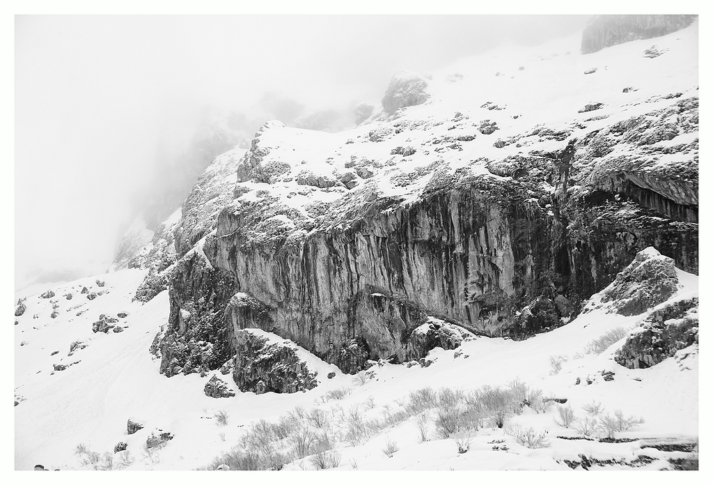 雪盖悬崖的灰阶摄影