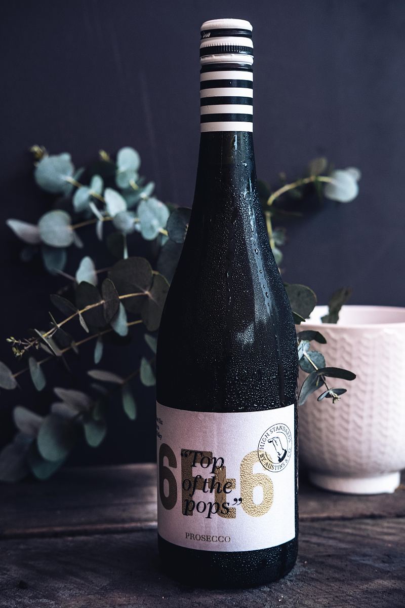 瓶装葡萄酒桉树和树叶
