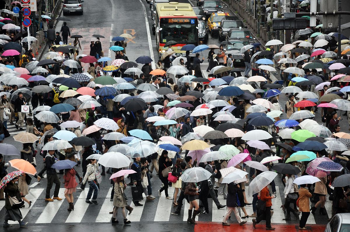 东京shibuya雨中繁忙的街道