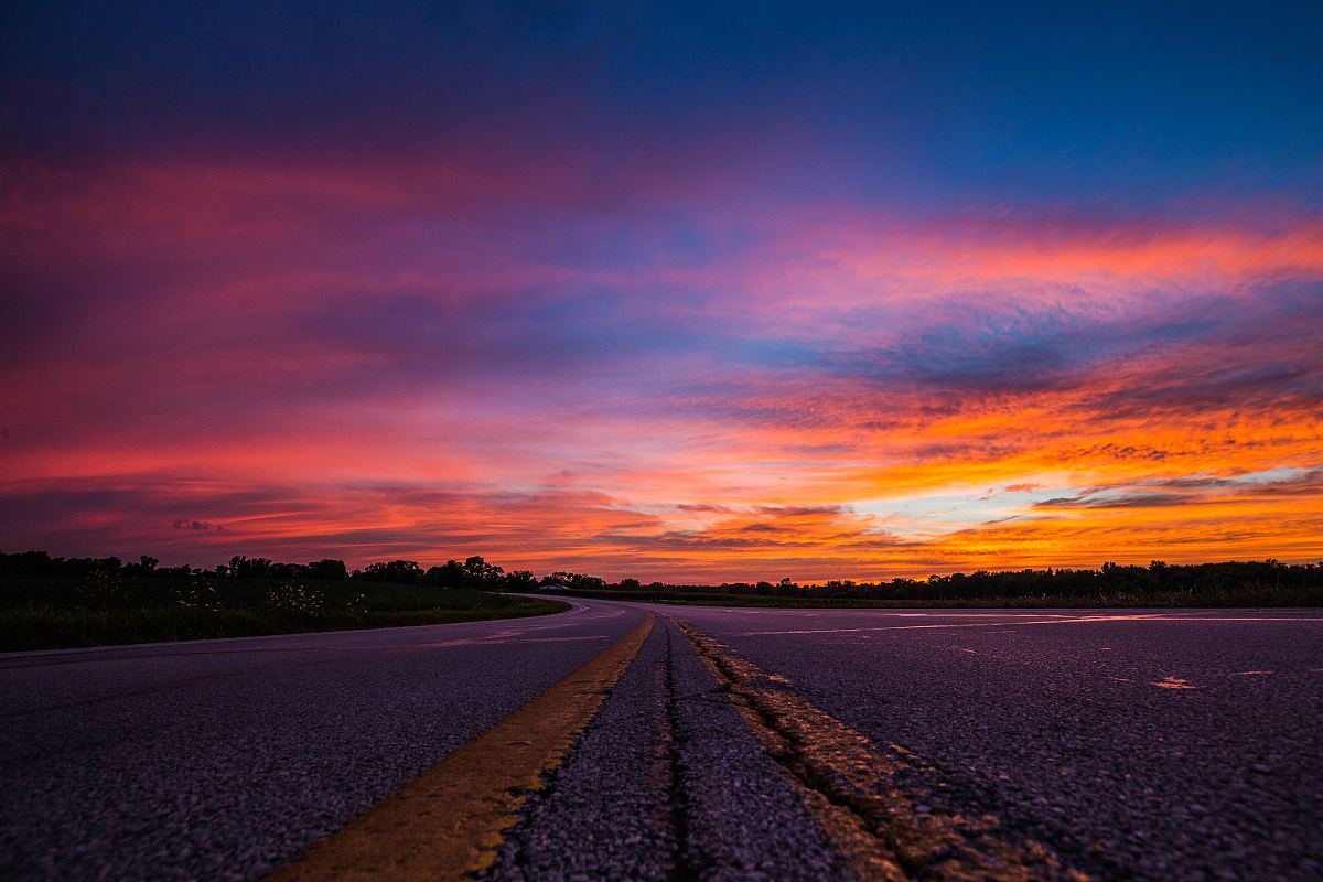 高速公路上凉爽的夕阳色彩