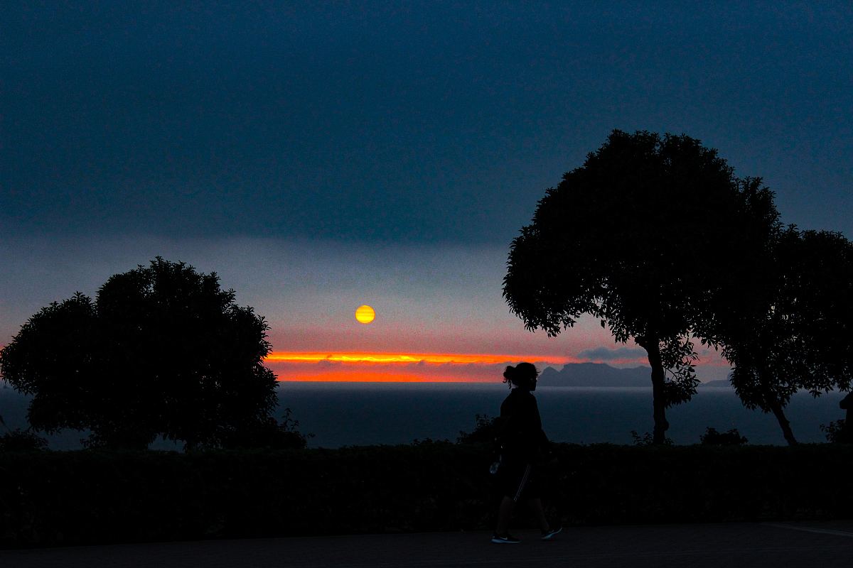 在夕阳边散步