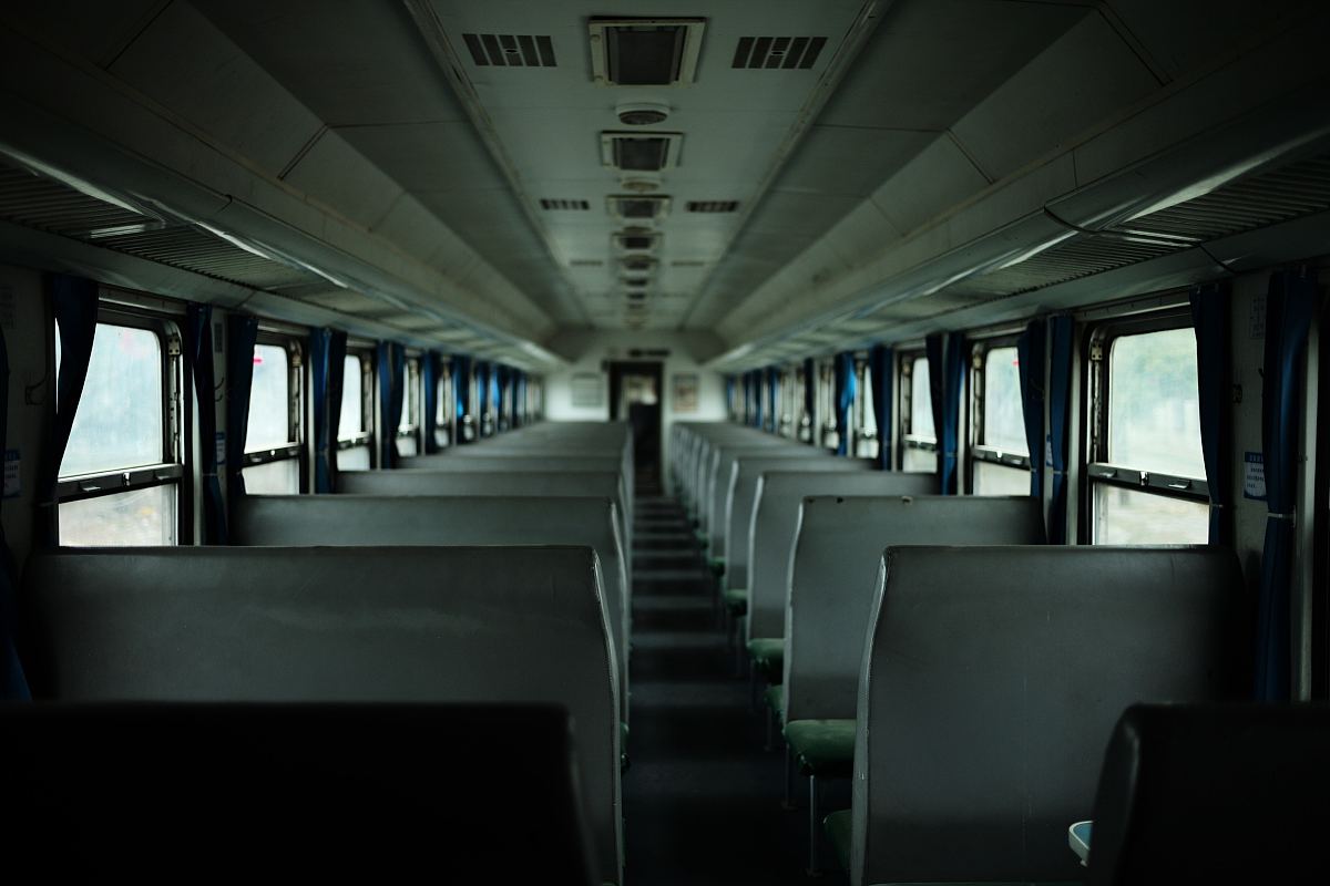 火车内部,火车过道,火车货车和座位