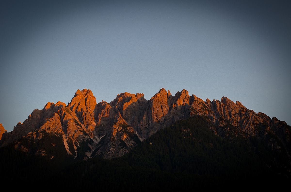 山,风景,阳光和阳光照耀的