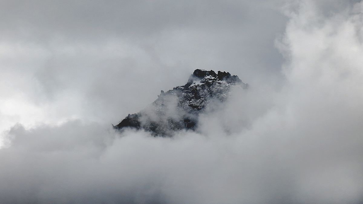 大雾中的高山高峰