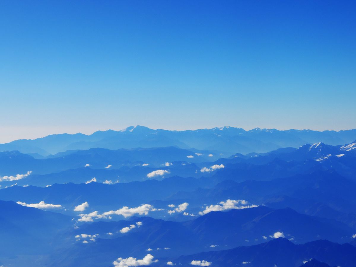 蓝天,高山和地平线