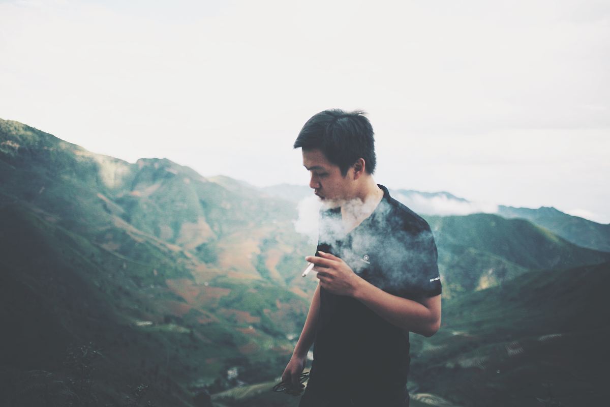在山上吸烟的人
