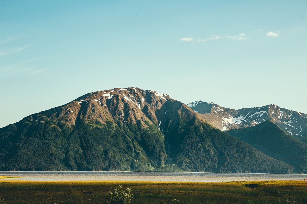 山,山脊,山顶和雪帽