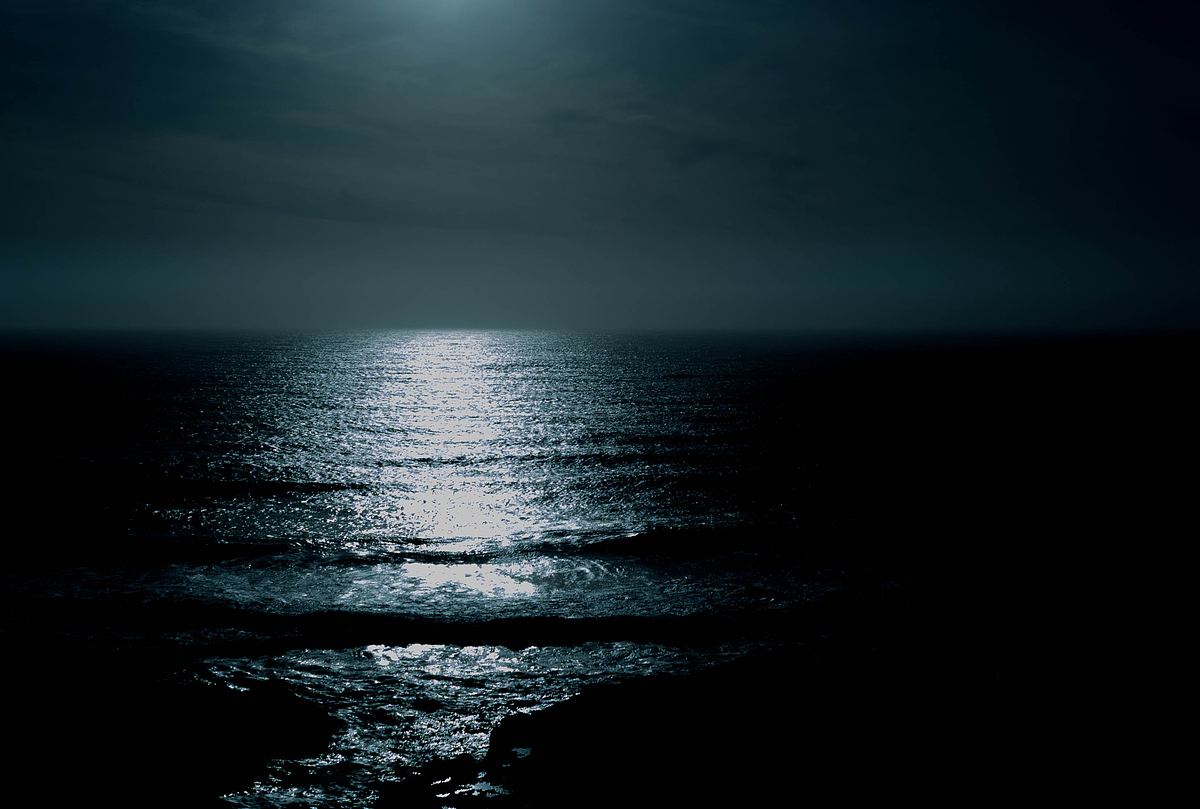 海洋,黑夜,月光和云