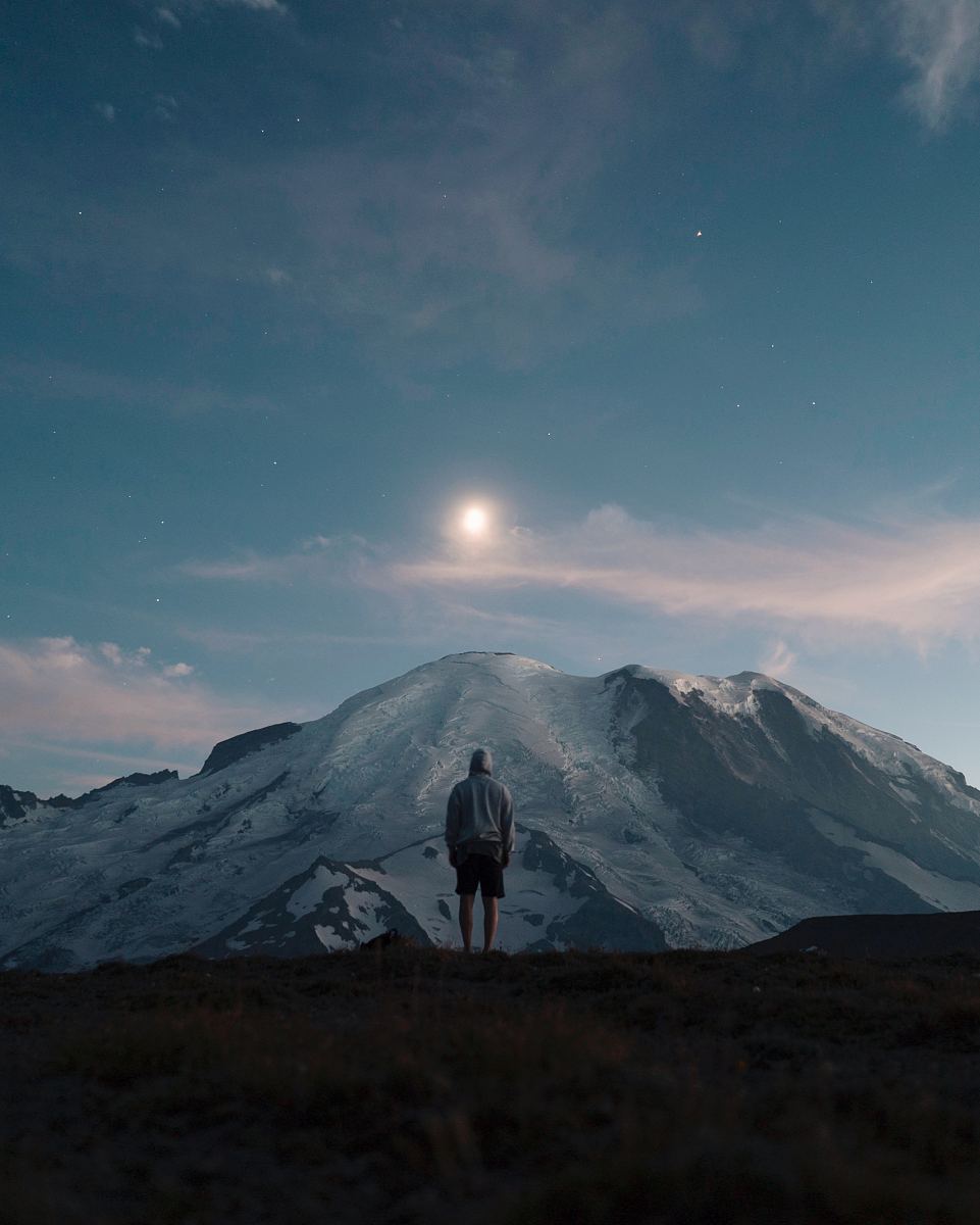 山,月,影与人