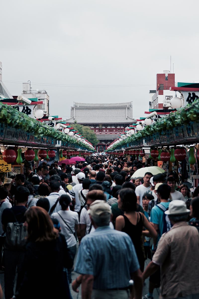 人群,拥挤的走道和庙宇房