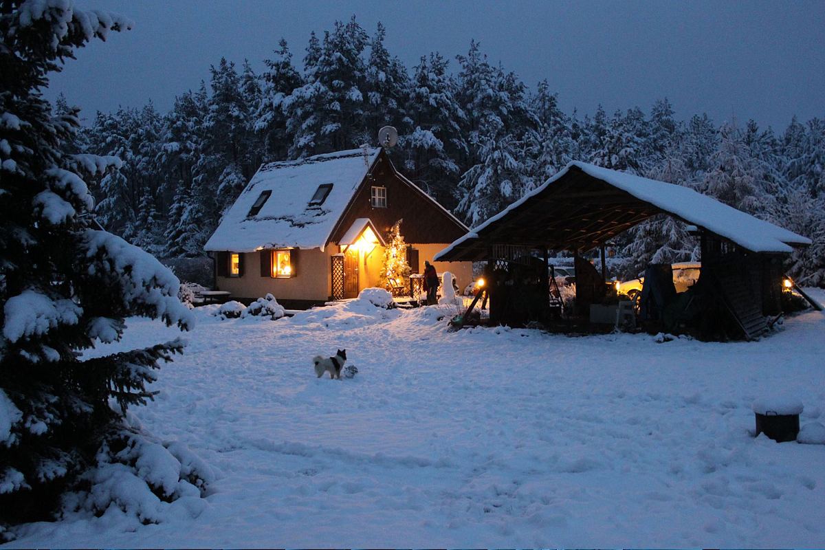 去年冬天雪覆盖的小屋