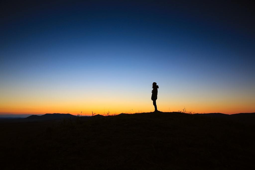 人与夕阳图片伤感图片