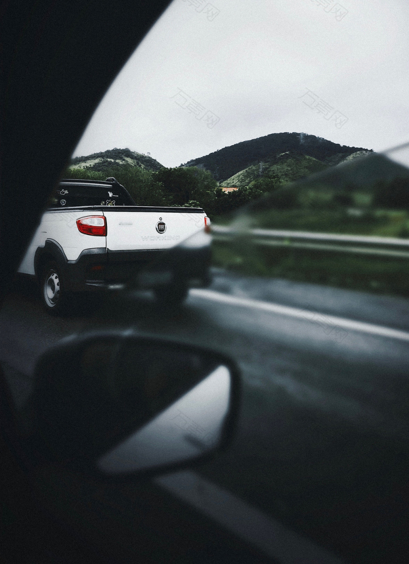 公路上的白色皮卡车