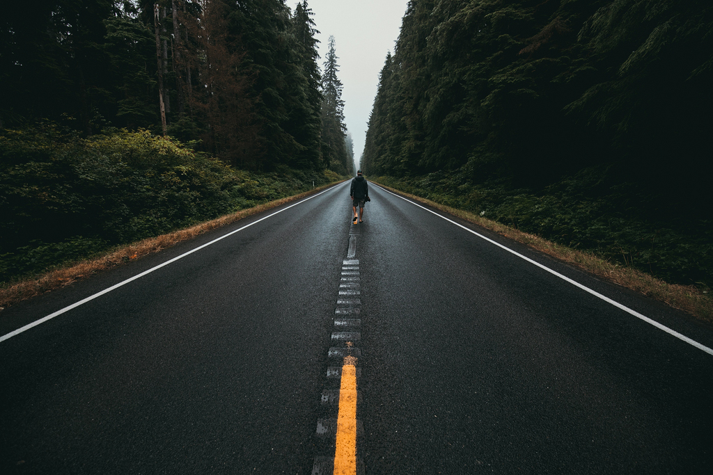 独自行走在道路中间的人