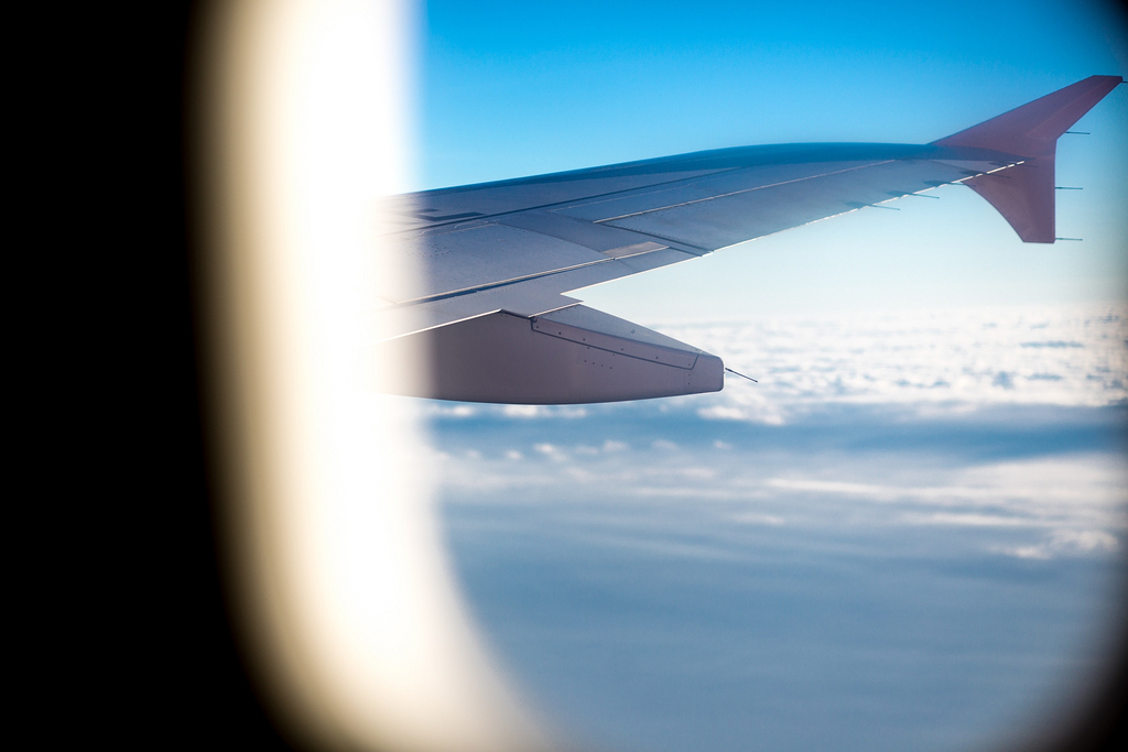 飞机窗口高清壁纸图片