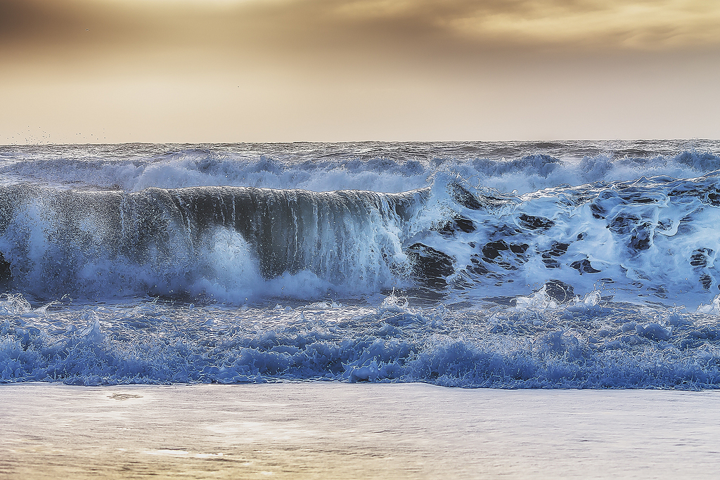 白天晴空下的海浪照片