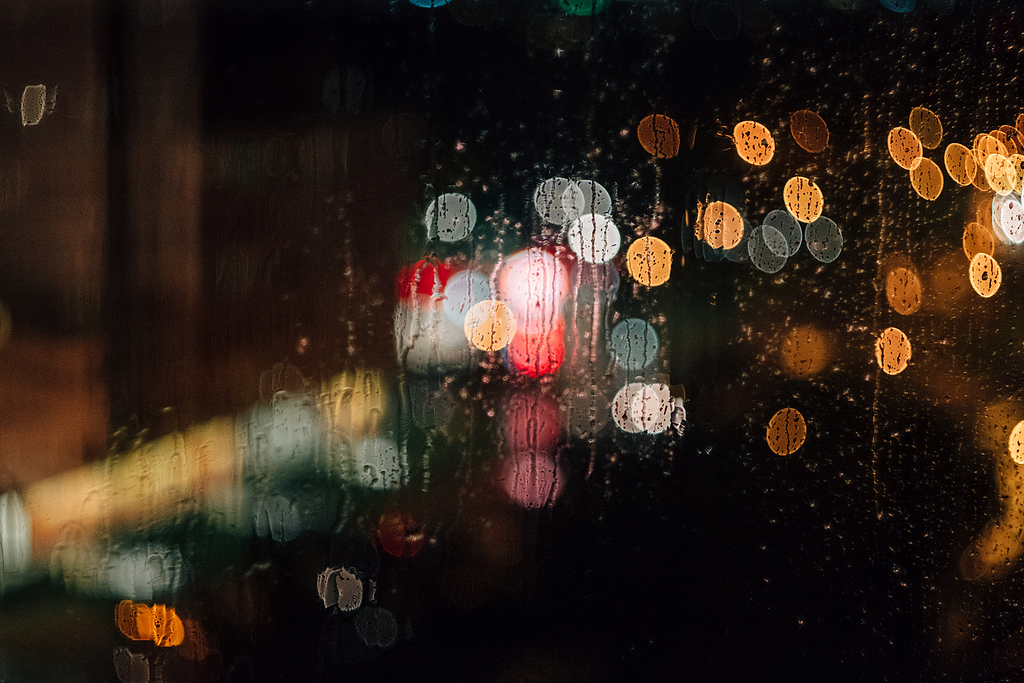窗户下雨