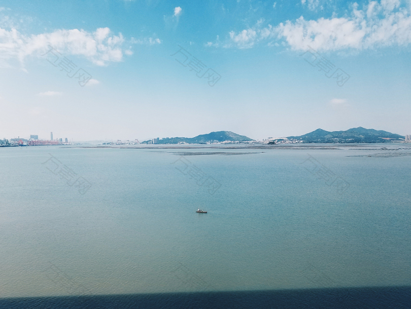 白天海上航行的航拍