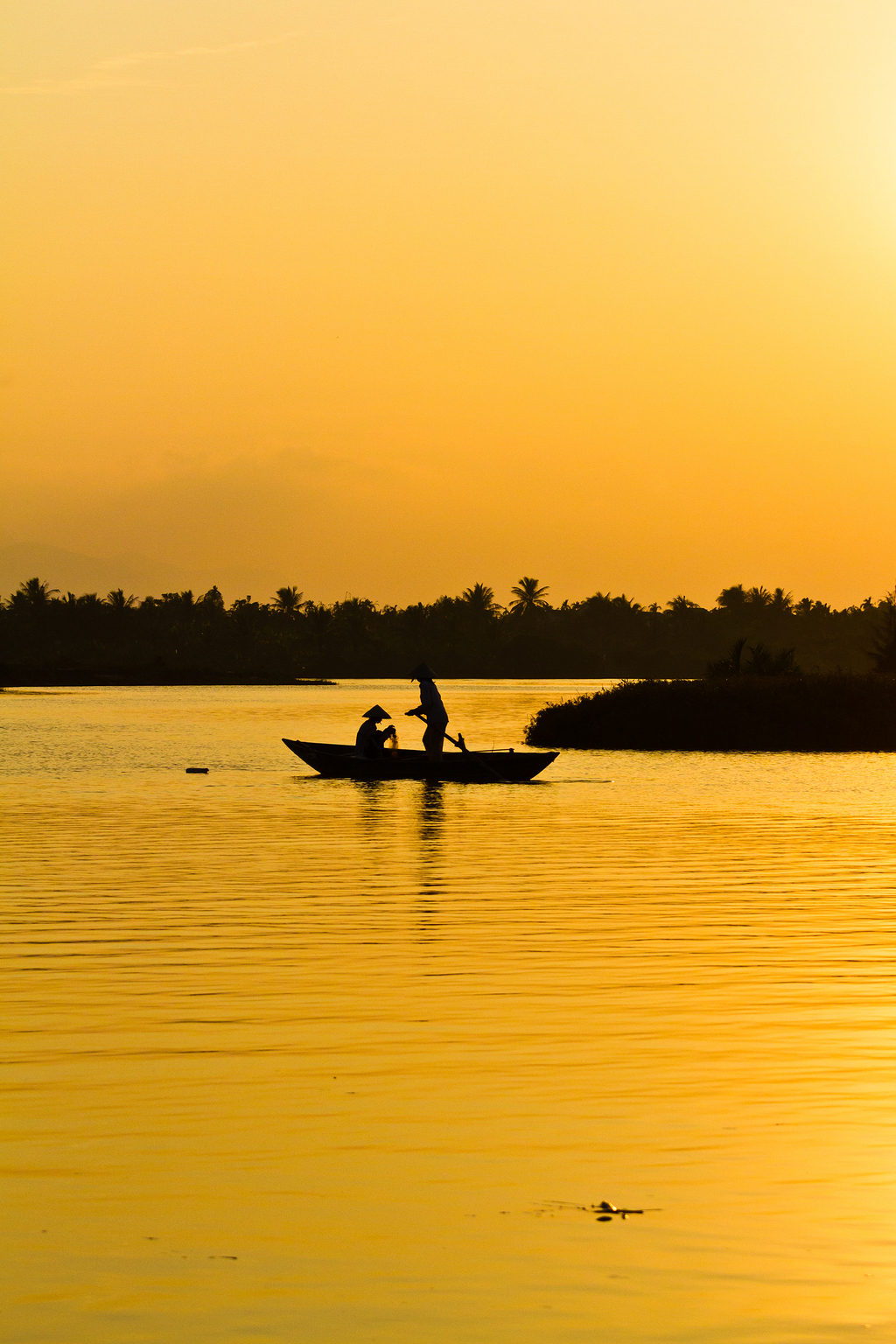 坐在船上的两个人的剪影摄影