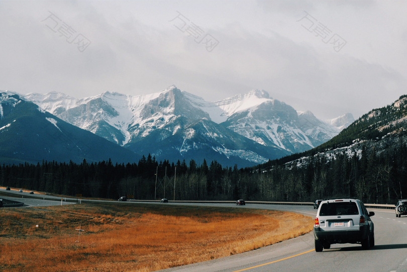 灰色道路上的灰色SUV