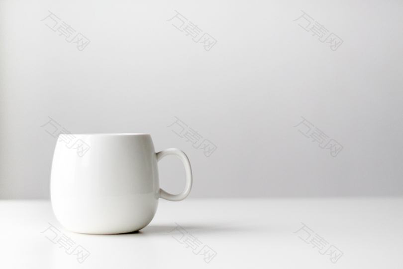 白色陶瓷杯