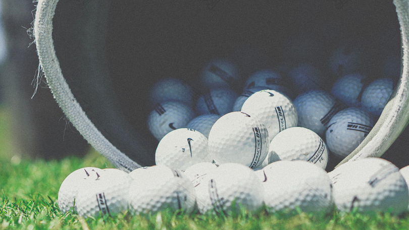 白色高尔夫球的浅对焦摄影