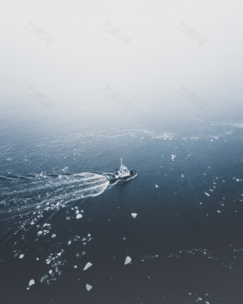 海上前行的轮船