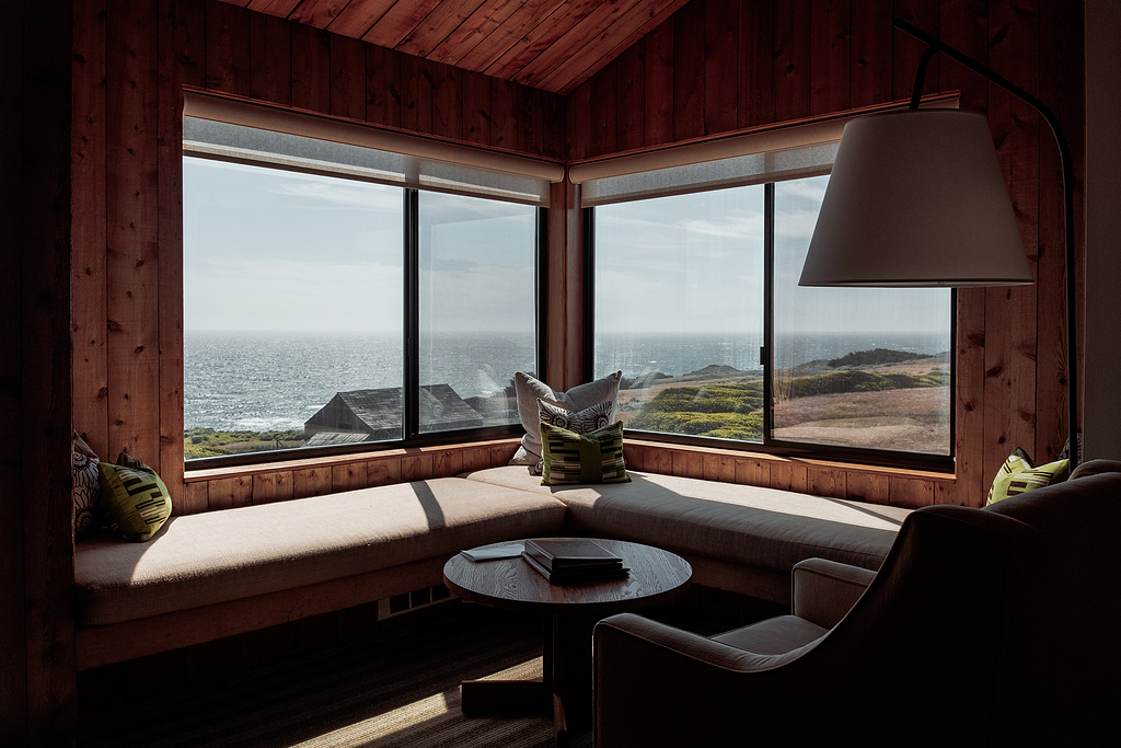 玻璃窗附近的圆形棕色木中心桌