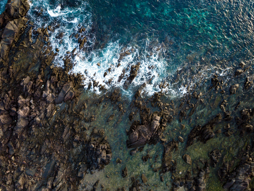 鸟瞰水体附近岩石的照片