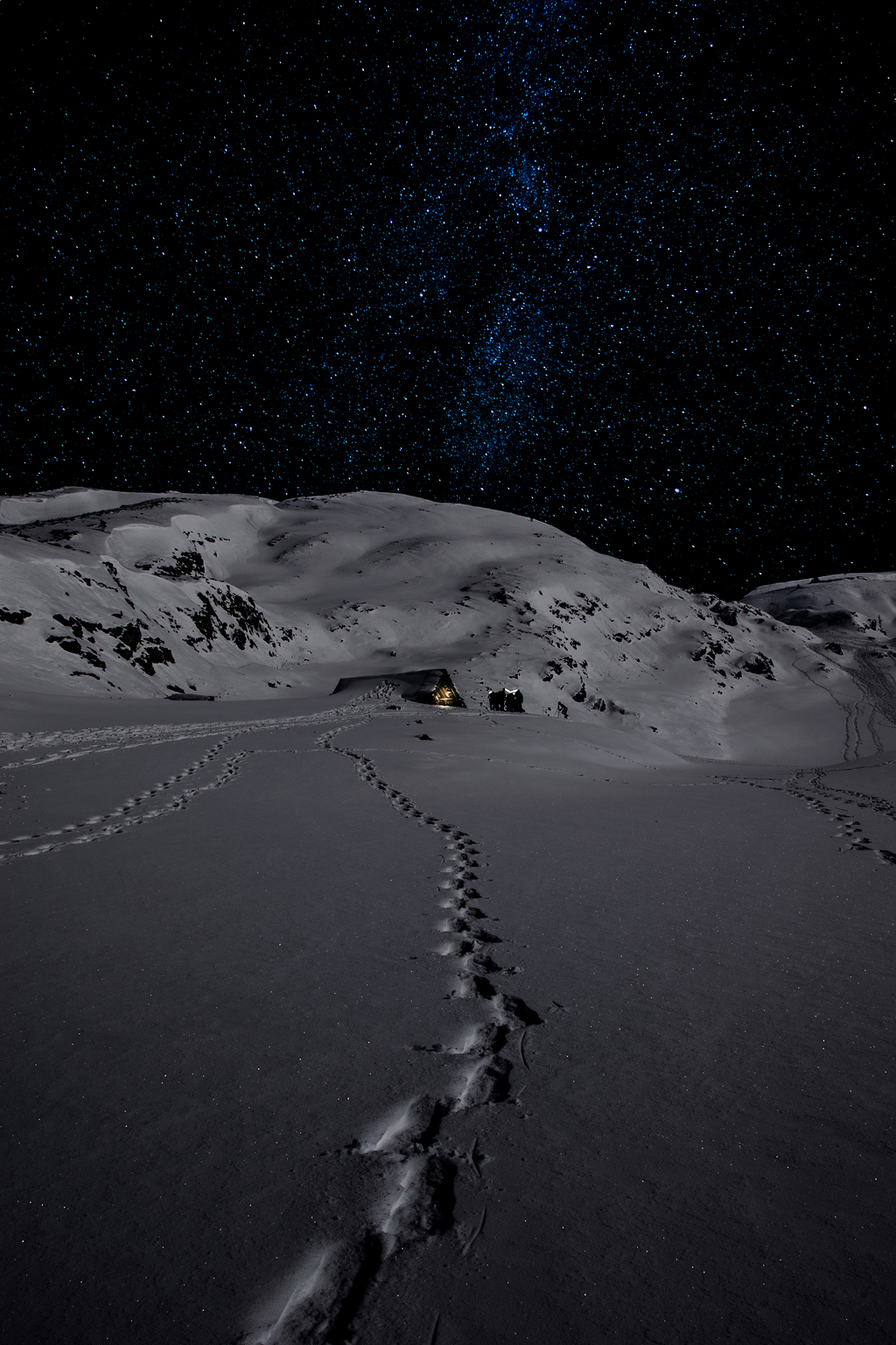 夜晚雪地 脚印图片