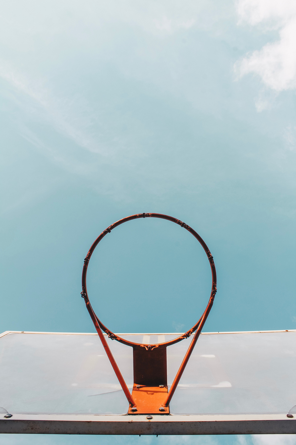 篮球篮筐低角度照片