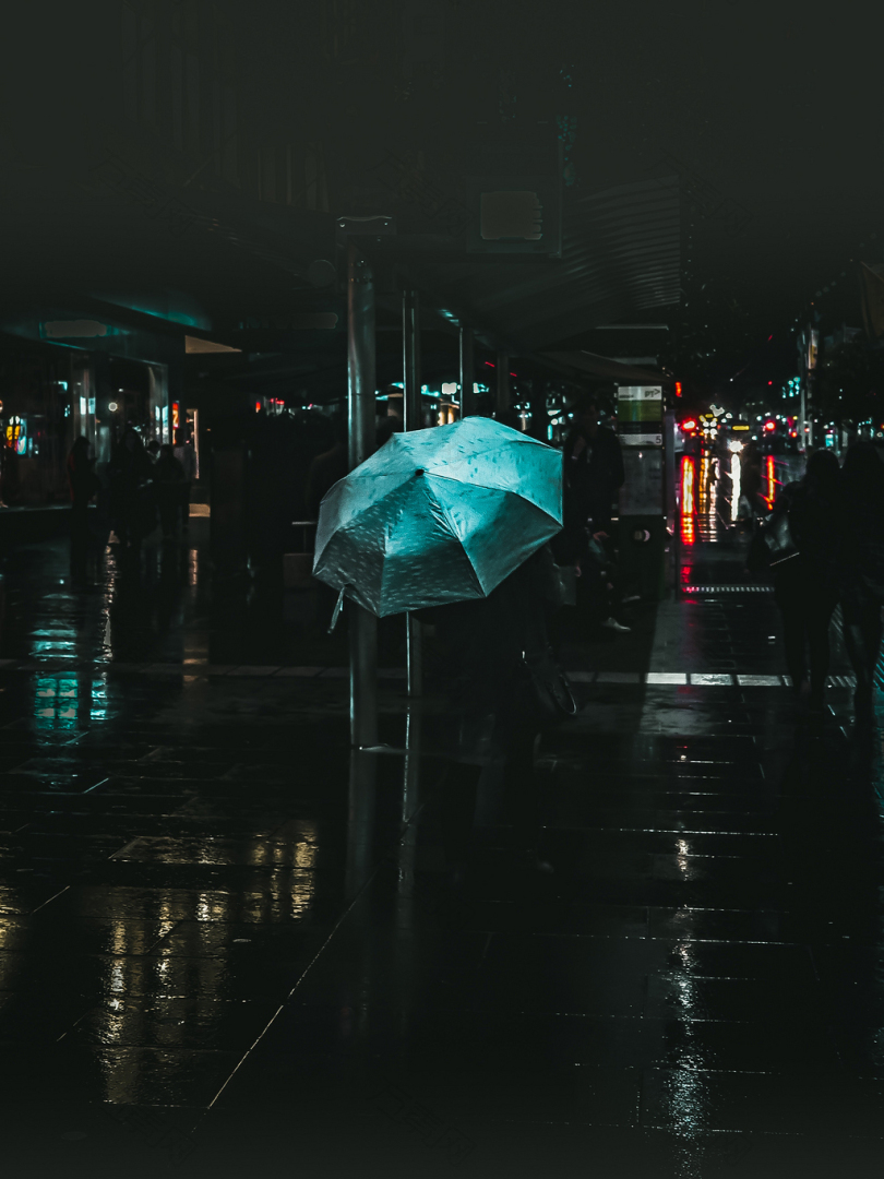 下雨天打伞的人