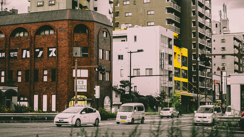 公路上的白色汽车