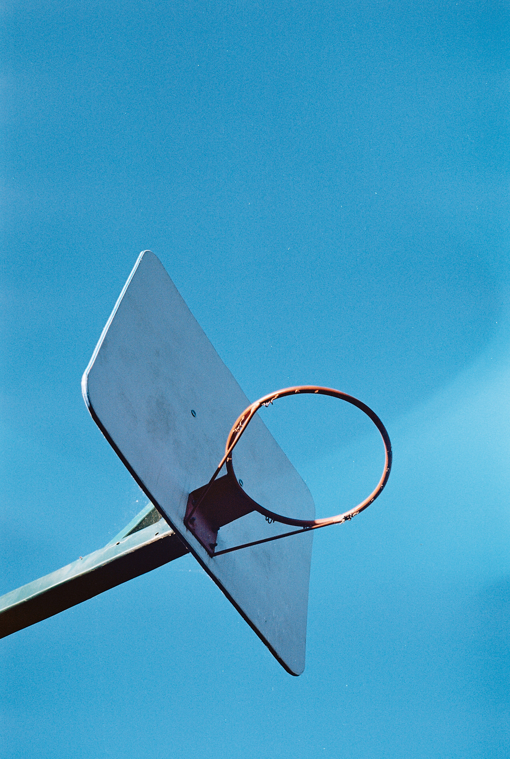 篮球篮筐的低角度摄影