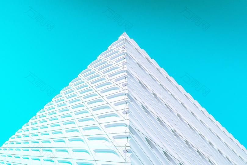 白色金字塔插图
