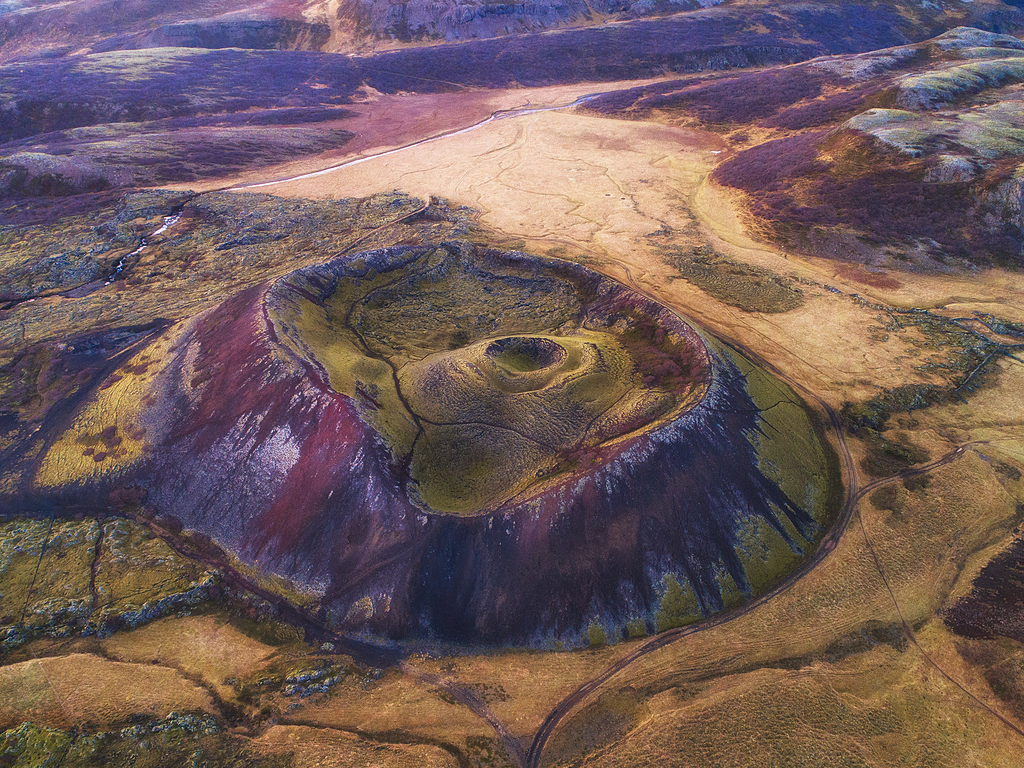 图片 火山 共 707 个结果  火山,道路,风景,大地,无人机视图,空中