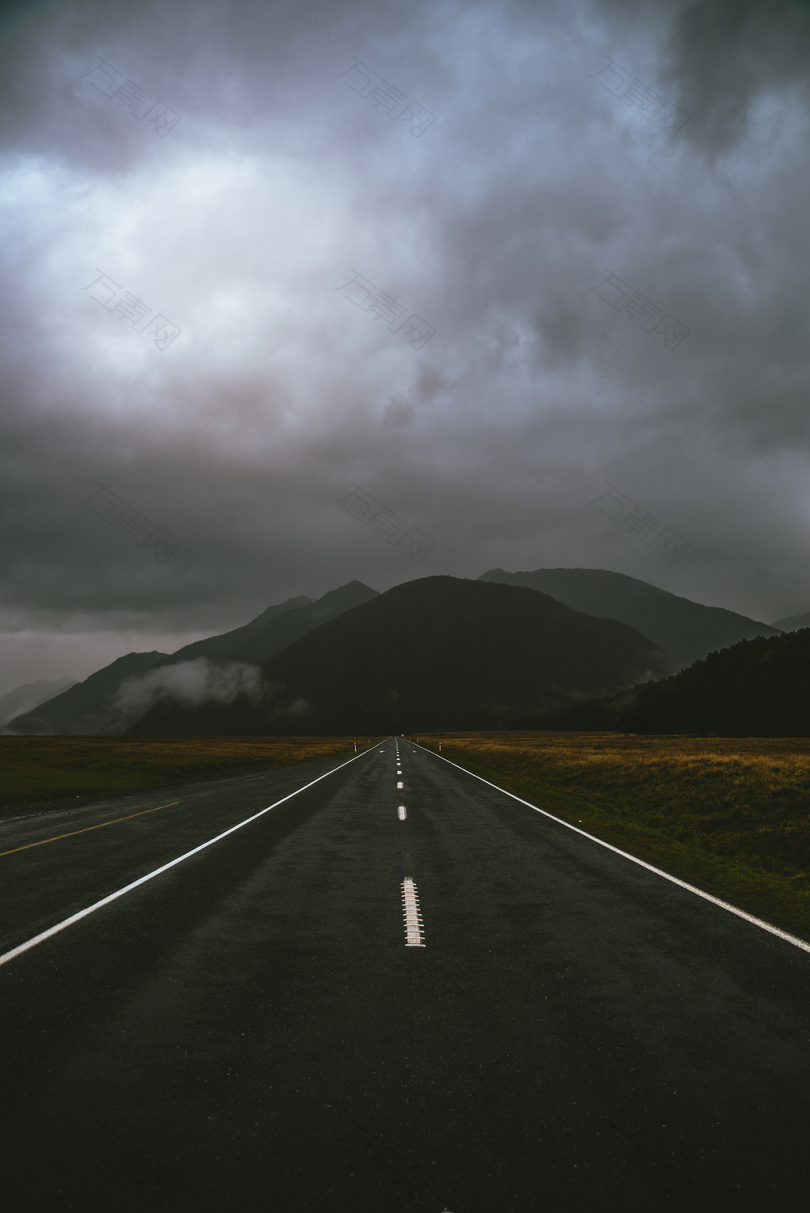 阴天下的灰色道路