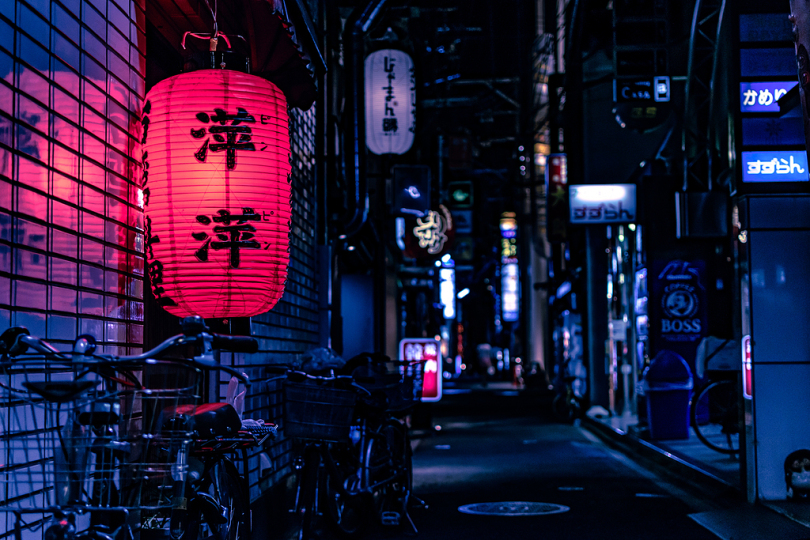 夜间日本灯笼骑在城市自行车上