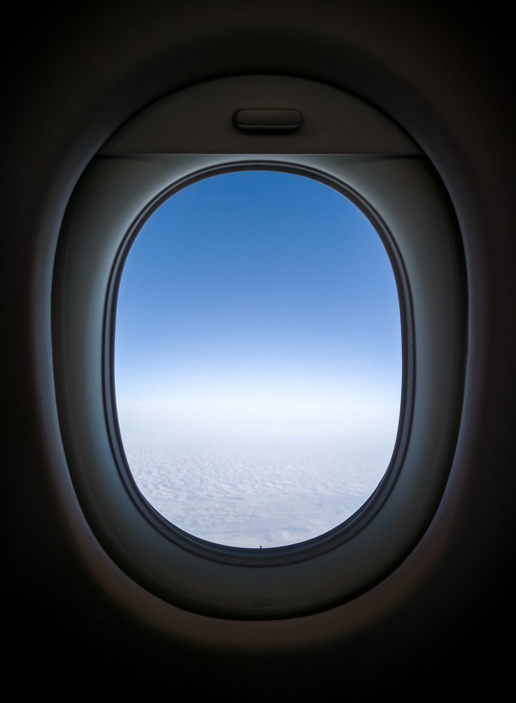 飞机窗口外景图片