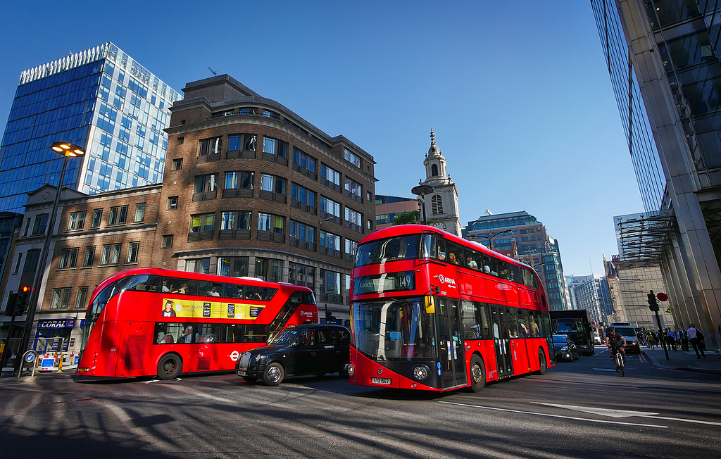 伦敦巴士红色交界处市中心街头现场路英格兰交通英国