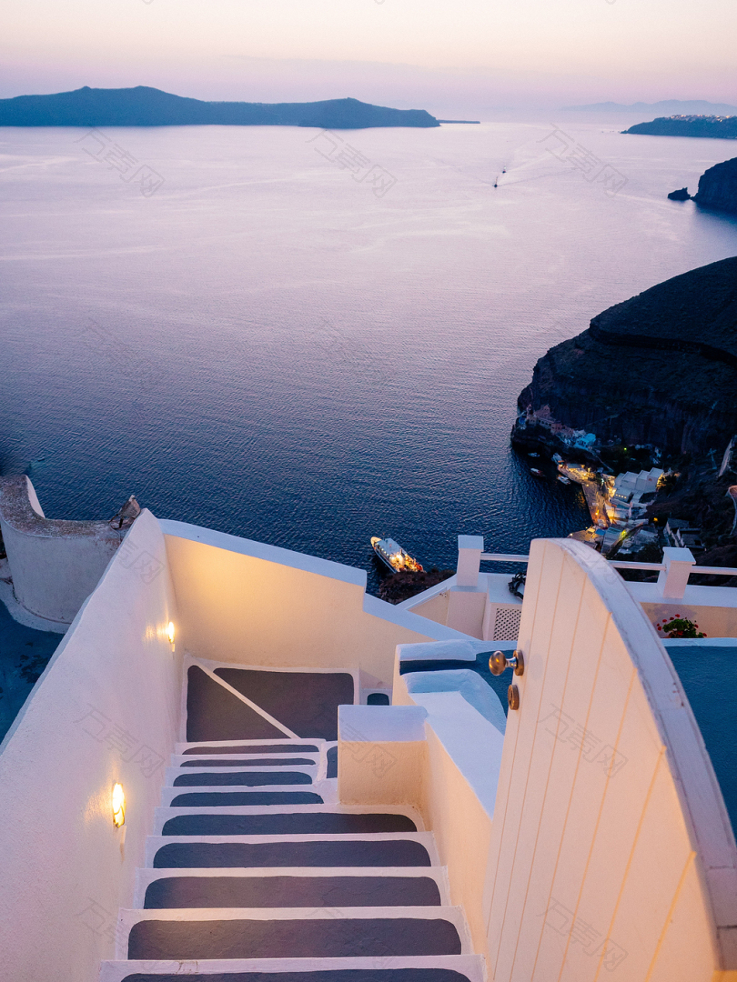 白色灰色木楼梯