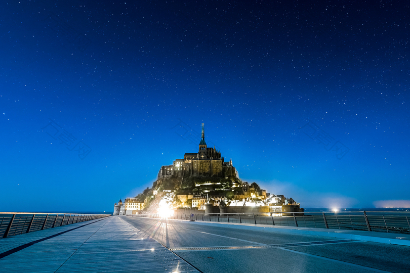夜晚星空下的城堡