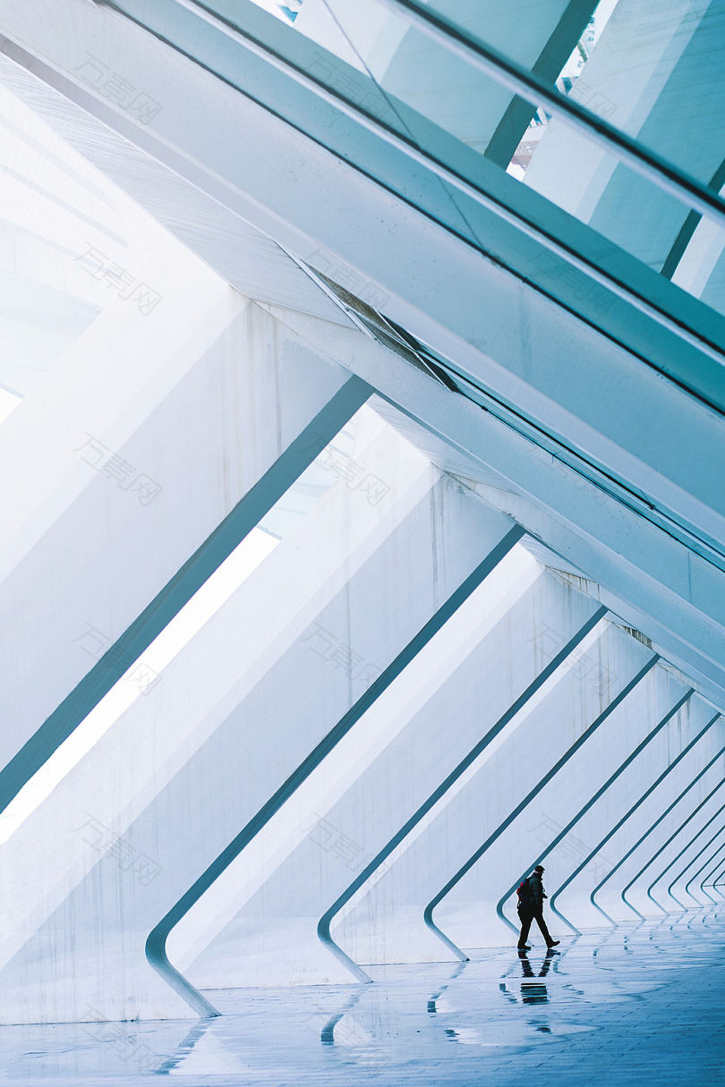走进玻璃大厦的人