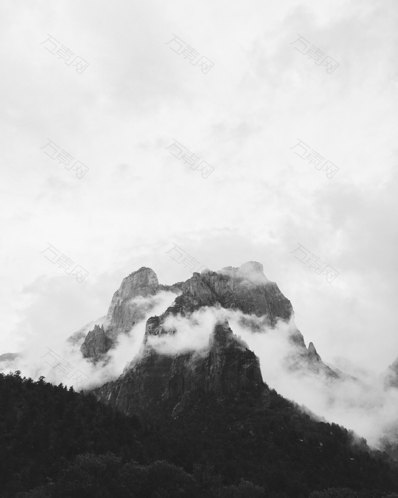 白天白云下的山