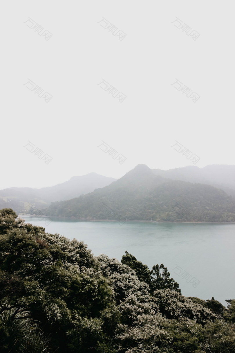 雾气笼罩的山和水