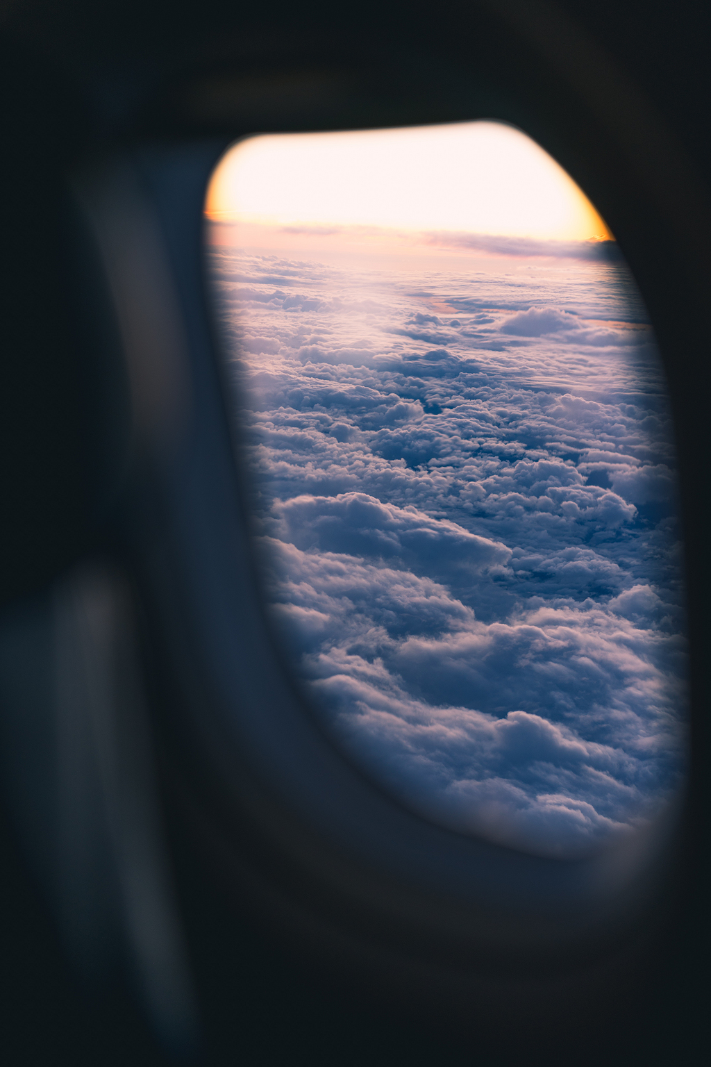 飛機窗口的雲彩照片